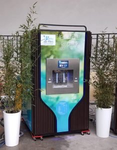 Une fontaine à eau raccordée au réseau d'eau potable lors d'un salon à Paris