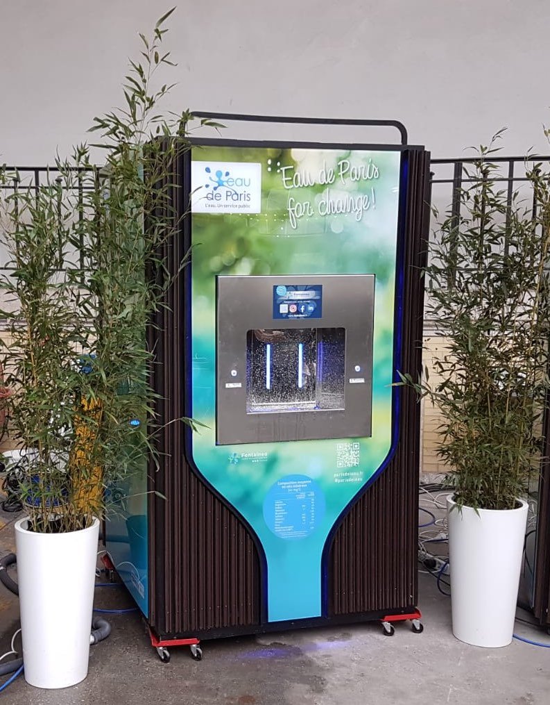 Une fontaine à eau raccordée au réseau d'eau potable lors d'un salon à Paris