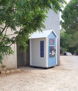 Une fontaine à eau du modèle La Fontaineo dans un camping