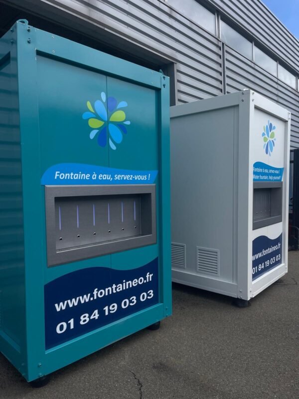 Deux distributeurs d'eau en libre-service sont installés sur un trottoir extérieur. Ils affichent le site web « www.fontaineo.fr » et un numéro de téléphone, ainsi qu'un logo bleu et vert et un logo en forme de goutte d'eau stylisée.