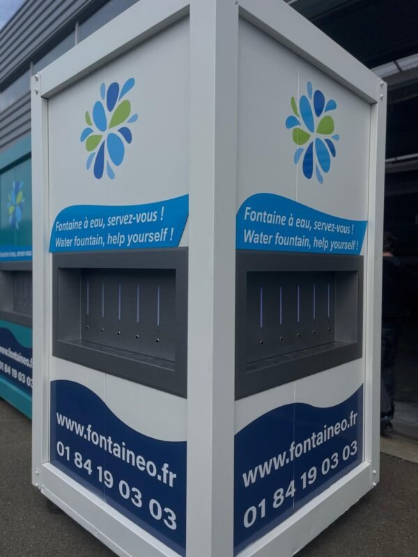 Une grande fontaine à eau extérieure blanche et bleue à plusieurs becs, avec le texte « Fontaine à eau, servez-vous ! » et le site Internet www.fontaineo.fr, ainsi qu'un numéro de téléphone français.