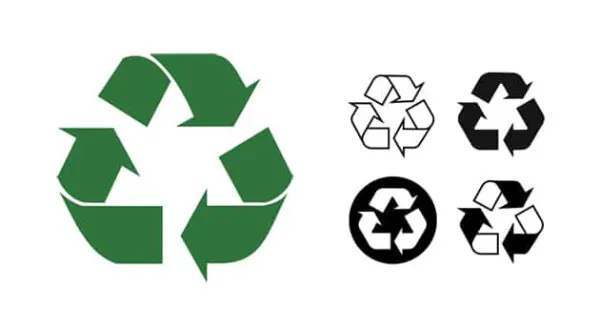 Cinq variantes du symbole du recyclage sont présentées, dont une grande version verte et quatre versions plus petites en noir uni, en noir souligné, en blanc sur noir et en noir sur blanc.