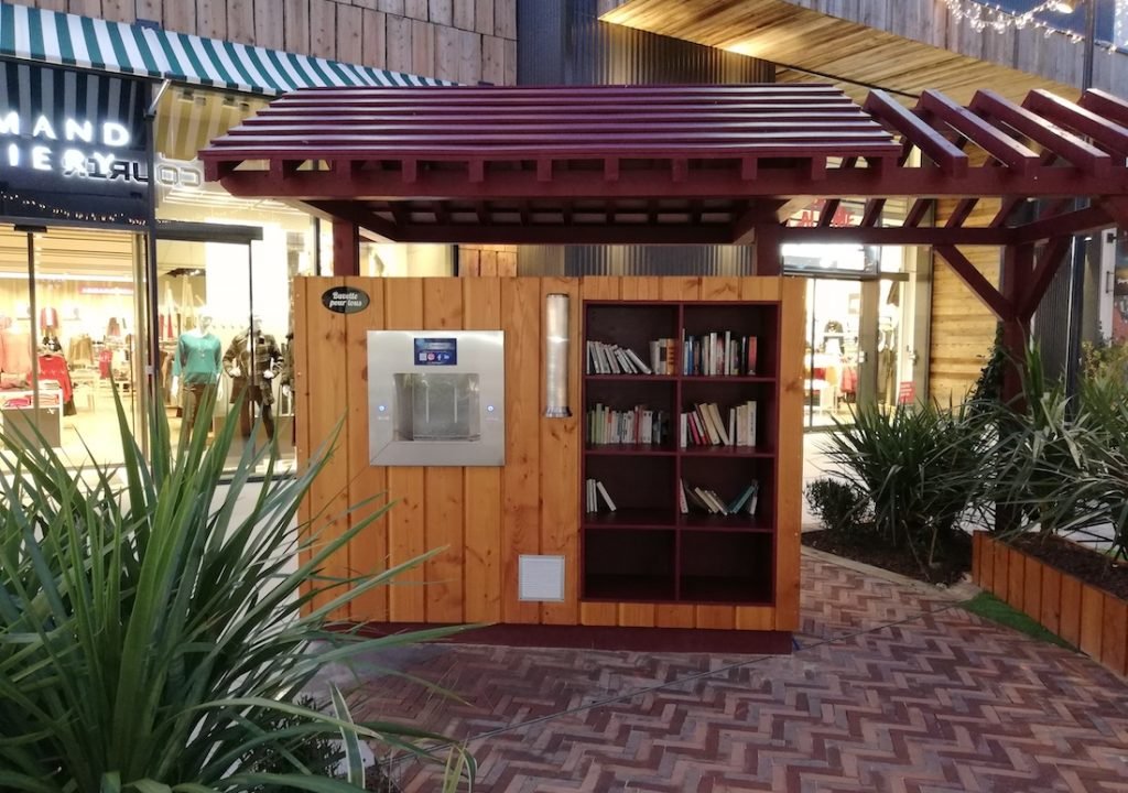 Une fontaine à eau de la gamme "Encastrable" installée à la Shopping Promenade de Arles par Fontaineo