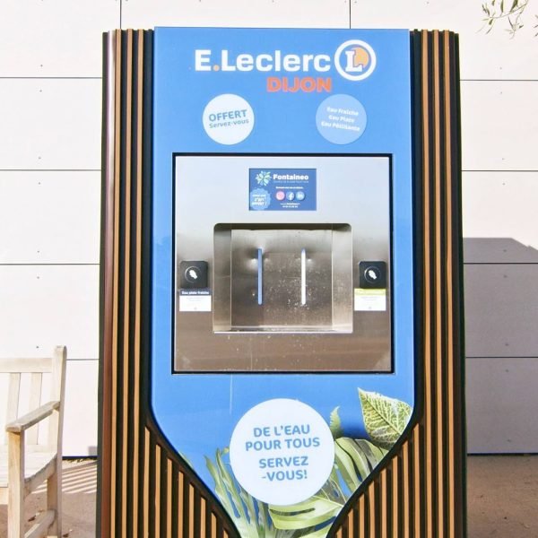 Image montrant une fontaine à eau de la gamme "Émergence" proposée par Fontaineo, installée au centre E.Leclerc de Dijon