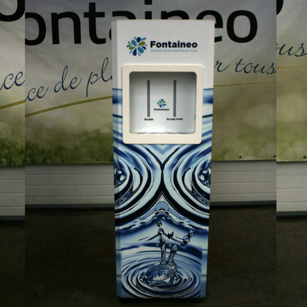 Un distributeur d'eau blanc et bleu se détache sur un fond orné d'un texte de marque. Il arbore des graphismes sur le thème de l'eau et le nom de la marque « Fontaineo » en haut.